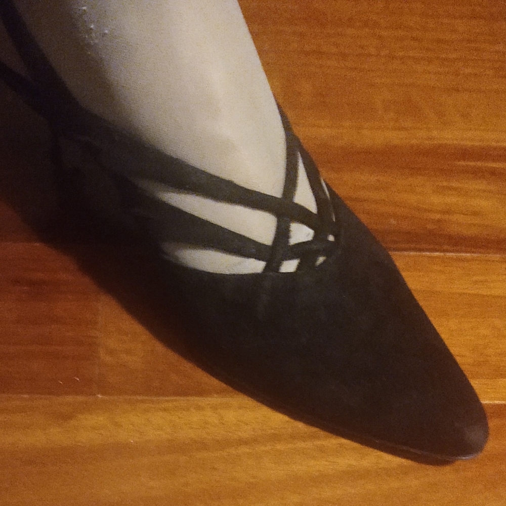 Size 6 Black Suede kitten heel shoe